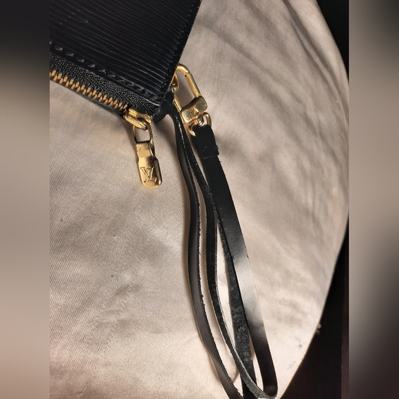 LOUIS VUITTON Epi Leather Pochette Accessoires Black - Picture 8 of 16